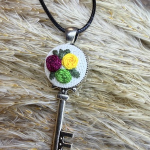 Colier cu pandantiv midel cheie cusut - bijuterii - coliere - coliere brodate - Artynos.ro