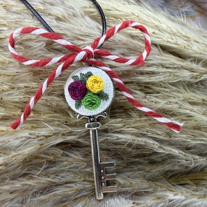 Colier cu pandantiv midel cheie cusut - bijuterii - coliere - coliere brodate - Artynos.ro