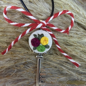 Colier cu pandantiv midel cheie cusut, Bijuterii, Coliere, Coliere brodate, Broderie, ARTYNOS