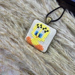 Colier cu pandantiv patrat cusut - bijuterii - coliere - coliere brodate - Artynos.ro