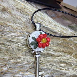 Colier cu pandantiv cheie cusut - bijuterii - coliere - coliere brodate - Artynos.ro