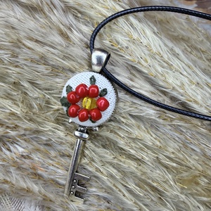 Colier cu pandantiv cheie cusut - bijuterii - coliere - coliere brodate - Artynos.ro