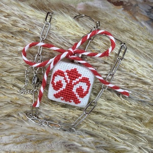 Colier cu pandantiv patrat cusut, Bijuterii, Coliere, Coliere brodate, Broderie, ARTYNOS