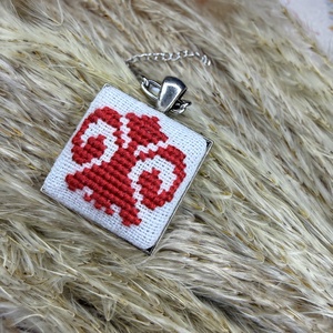 Colier cu pandantiv patrat cusut - bijuterii - coliere - coliere brodate - Artynos.ro