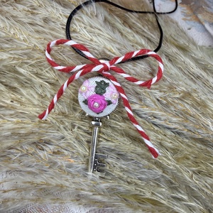 Colier cu pandantiv patrat cusut, Bijuterii, Coliere, Coliere brodate, Broderie, ARTYNOS