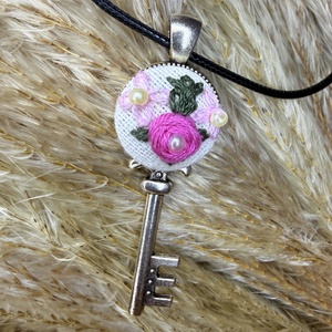 Colier cu pandantiv patrat cusut - bijuterii - coliere - coliere brodate - Artynos.ro