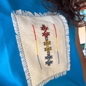 Tricou cu broderie manuala aplicata - Artynos.ro