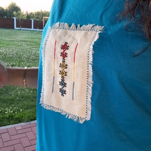 Tricou cu broderie manuala aplicata - îmbrăcăminte și modă - haine damă - tricou și top de damă - Artynos.ro