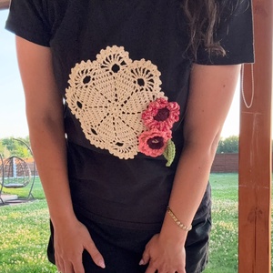 Tricou aplicatie mileu si flori crosetate - Artynos.ro