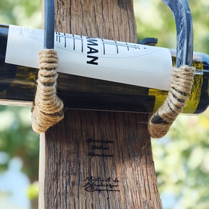 Suport pentru trei sticle cu vin din doagă veche de butoi și potcoave autentice - casă & stil de viață - mobilier artizanal - alt mobilier - Artynos.ro