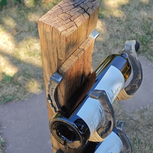Suport pentru trei sticle cu vin din doagă veche de butoi și potcoave autentice - casă & stil de viață - mobilier artizanal - alt mobilier - Artynos.ro