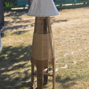 Lampă de podea artizanală din lemn de butoi reciclat - casă & stil de viață - lămpi și corpuri de iluminat - lămpi de podea - Artynos.ro