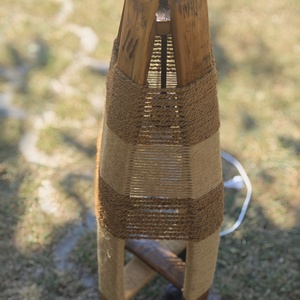 Lampă de podea artizanală din lemn de butoi reciclat - casă & stil de viață - lămpi și corpuri de iluminat - lămpi de podea - Artynos.ro