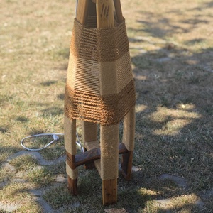 Lampă de podea artizanală din lemn de butoi reciclat - casă & stil de viață - lămpi și corpuri de iluminat - lămpi de podea - Artynos.ro