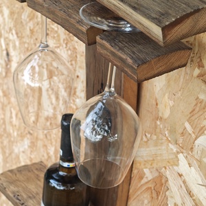 Suport pentru o sticlă cu vin și 2 pahare Eleganța Lemnului Reciclat - casă & stil de viață - accesorii pentru echipamente de bucătărie - accesorii de servire - suporturi pahare - Artynos.ro