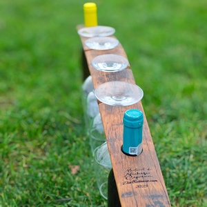 Suport pentru 2 sticle și 4 pahare dintr-o doagă veche de butoi recuperat - casă & stil de viață - decorațiuni de casă - decorațiuni de masă și rafturi - decorațiuni de masă - Artynos.ro