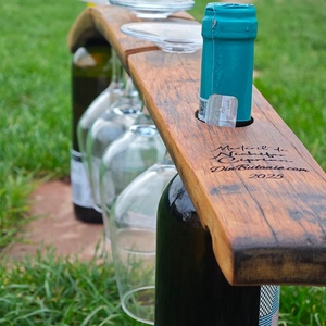 Suport pentru 2 sticle și 4 pahare dintr-o doagă veche de butoi recuperat - casă & stil de viață - decorațiuni de casă - decorațiuni de masă și rafturi - decorațiuni de masă - Artynos.ro