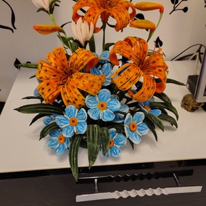 Aranjament floral superb crini - Artynos.ro