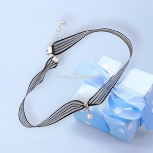 Choker dantela neagra si perla mica - Artynos.ro