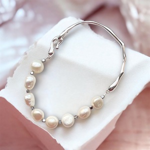 Brățară cu perle de cultură și parte fixă din metal argintiu - bijuterii - brățări - brățări din perle - Artynos.ro