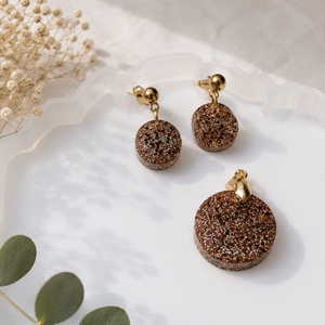 Set cercei si pandantiv din rasina , Bijuterii, Seturi de bijuterii, Confectionarea bijuteriilor, Un set format din cercei si pandantiv, realizate din rasina si sclipici auriu. 
Accesoriile sunt di..., ARTYNOS