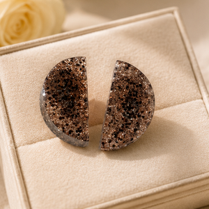 Cercei eleganti din rasina, Bijuterii, Cercei, Cercei din rasina, Confectionarea bijuteriilor, Cercei din rasina, cu sclipici auriu si negru. Sunt potriviti pentru ocazii. Masoara 2.7 cm., ARTYNOS