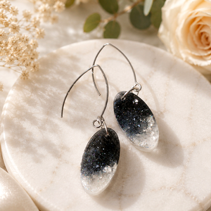 Cercei de ocazie din rasina, Bijuterii, Cercei, Cercei din rasina, Confectionarea bijuteriilor, Cercei lungi din rasina, eleganti, alb cu negru, cu foita de argint.
Accesoriile sunt din otel inox..., ARTYNOS