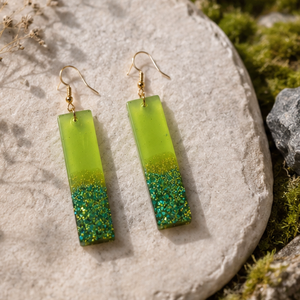 Cercei verzi eleganti, Bijuterii, Cercei, Cercei din rasina, Confectionarea bijuteriilor, Cercei din rasina. In partea de sus sunt verde transparent, iar in partea de jos, verde sclipitor. ..., ARTYNOS