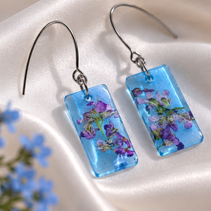 Cercei albaștri cu flori violet - bijuterii - cercei - cercei din rășină - Artynos.ro