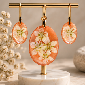 Cercei și pandantiv cu flori albe - bijuterii - seturi de bijuterii - Artynos.ro