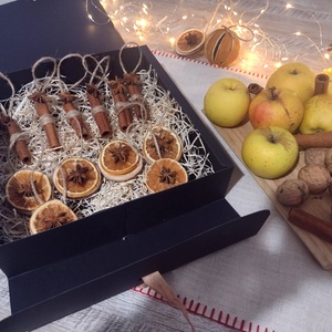 Cutie cu decoratiuni naturale: felii de portocala uscata si batoane de scortisoara, Craciun, Decoratiuni de Craciun de casa, Globuri de Craciun, Altele, ARTYNOS