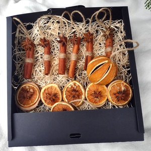 Cutie cu decorațiuni naturale: felii de portocală uscată și batoane de scorțișoară - crăciun - decorațiuni de crăciun de casă - globuri de crăciun - Artynos.ro