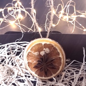 Cutie cu decorațiuni naturale: felii de portocală uscată și batoane de scorțișoară - crăciun - decorațiuni de crăciun de casă - globuri de crăciun - Artynos.ro