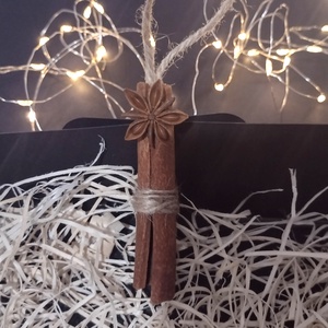 Cutie cu decorațiuni naturale: felii de portocală uscată și batoane de scorțișoară - crăciun - decorațiuni de crăciun de casă - globuri de crăciun - Artynos.ro