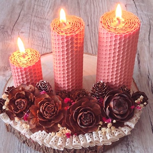 Decoratiune 3 lumanari din ceara naturala pe felie de lemn , Craciun, Decoratiuni de Advent, Decor pentru masa de Advent, , ARTYNOS