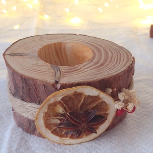 Decoratiune din lemn cu suport pentru lumanare si elemente naturale - Artynos.ro