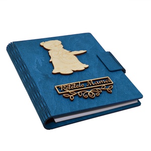Caiet pentru Retetele Mamei cu Coperti din lemn, A5, Albastru, pix din lemn inclus, Casa & Stil de viata, Accesorii pentru echipamente de bucatarie, Accesorii pentru coacere si gatit, Carte de retete, caiet retete, Gravare, pirogravura, Prelucrarea lemnului, ARTYNOS