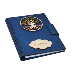 Agenda A5 din lemn personalizata, albastra, Pomul vietii, 100 pagini si pix din lemn inclus - Artynos.ro