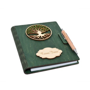 Agenda A5 din lemn personalizata, Verde, Pomul vietii, 100 pagini si pix din lemn inclus - Artynos.ro