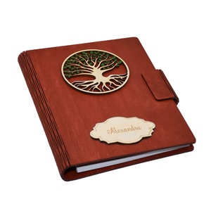 Agenda A5 din lemn personalizata, Rosu, Pomul vietii, 100 pagini si pix din lemn inclus - Artynos.ro