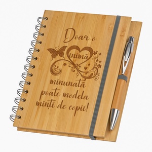 Agenda A5 nedatata, Educatoare, Invatatoare, Profesoare, 140 pagini dictando, Bambus, pix inclus si semn de carte cadou - casă & stil de viață - produse de papetărie - caiete și jurnale - Artynos.ro