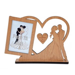 Rama foto aniversare casatorie, personalizata, din lemn bej, de birou, 28x21 cm - accesorii nuntă - amintiri și cadouri de nuntă - cadou nuntă - ramă foto cu pușculiță de bani - Artynos.ro