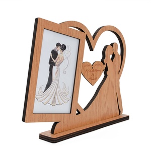 Rama foto aniversare casatorie, personalizata, din lemn bej, de birou, 28x21 cm - accesorii nuntă - amintiri și cadouri de nuntă - cadou nuntă - ramă foto cu pușculiță de bani - Artynos.ro