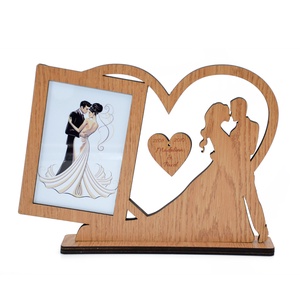 Rama foto aniversare casatorie, personalizata, din lemn bej, de birou, 28x21 cm - accesorii nuntă - amintiri și cadouri de nuntă - cadou nuntă - ramă foto cu pușculiță de bani - Artynos.ro