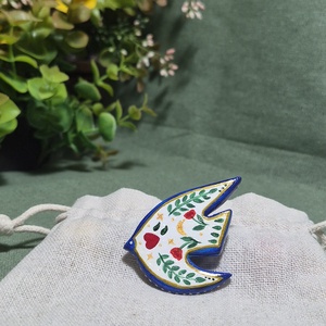 Brosa pasare folklore, Bijuterii, Brose, Lucrare cu argila, Pictura, Brosa in forma de pasare cu model folcloric, creata din lut cu uscare la aer, pictata cu acrilice s..., ARTYNOS