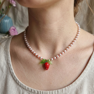 Colier charm Capsunica, Bijuterii, Coliere, Coliere din margele, Lucrare cu argila, Pictura, Adauga un strop de culoare si originalitate in colectia ta de bijuterii! Acest colier imbina elegan..., ARTYNOS