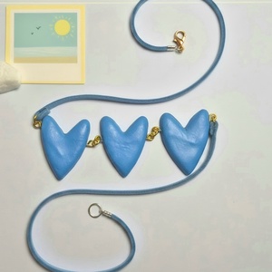Colier Handmade King’s Blue cu Snur Piele Intoarsa, Bijuterii, Coliere, Coliere cu pandative, Lucrare cu argila, Pictura, Colierul include trei inimi asimetrice sculptate manual din lut cu uscare la aer, intr-o nuanta pro..., ARTYNOS