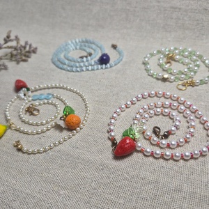 Colier Handmade cu Căpșună - bijuterii - coliere - coliere din mărgele - Artynos.ro