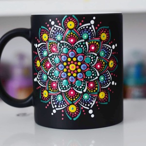 Cana termosensibila pictata stil mandala , Arte vizuale si accesorii , Picturi, Pictura acrilica, Arta de sticla, Cana termosensibila ( isi schimba culoarea de fundal in alb  pentru cateva minute in - contact cu l..., ARTYNOS