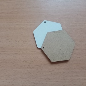 Set 50 blank-uri in forma de hexagon pentru martisor. 5.6x5 cm - accessorii și unelte - accesorii decorative - alte accesorii - Artynos.ro